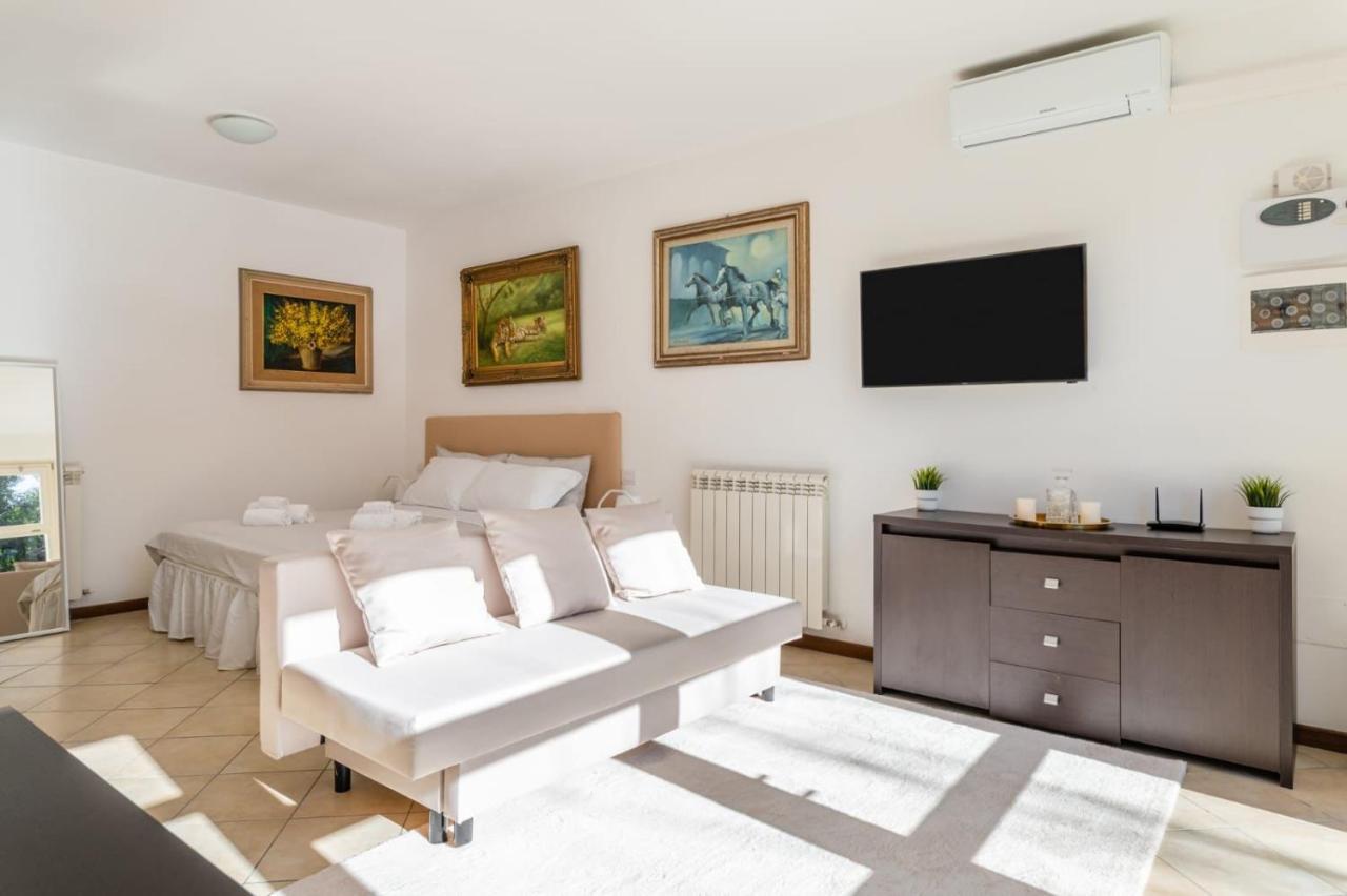 { White Garden } -Comfort, Parking & Wi-Fi- Lucca Dış mekan fotoğraf